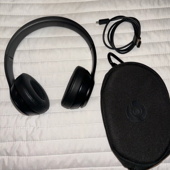 Beats Solo3 Wireless On-Ear Headphones - Picture 3 of 4